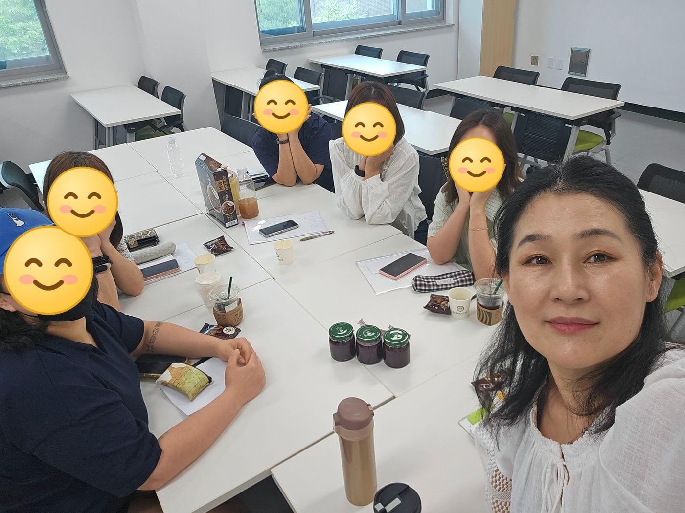 강의실 탁자에 둘러앉은 부모교육 참여자들