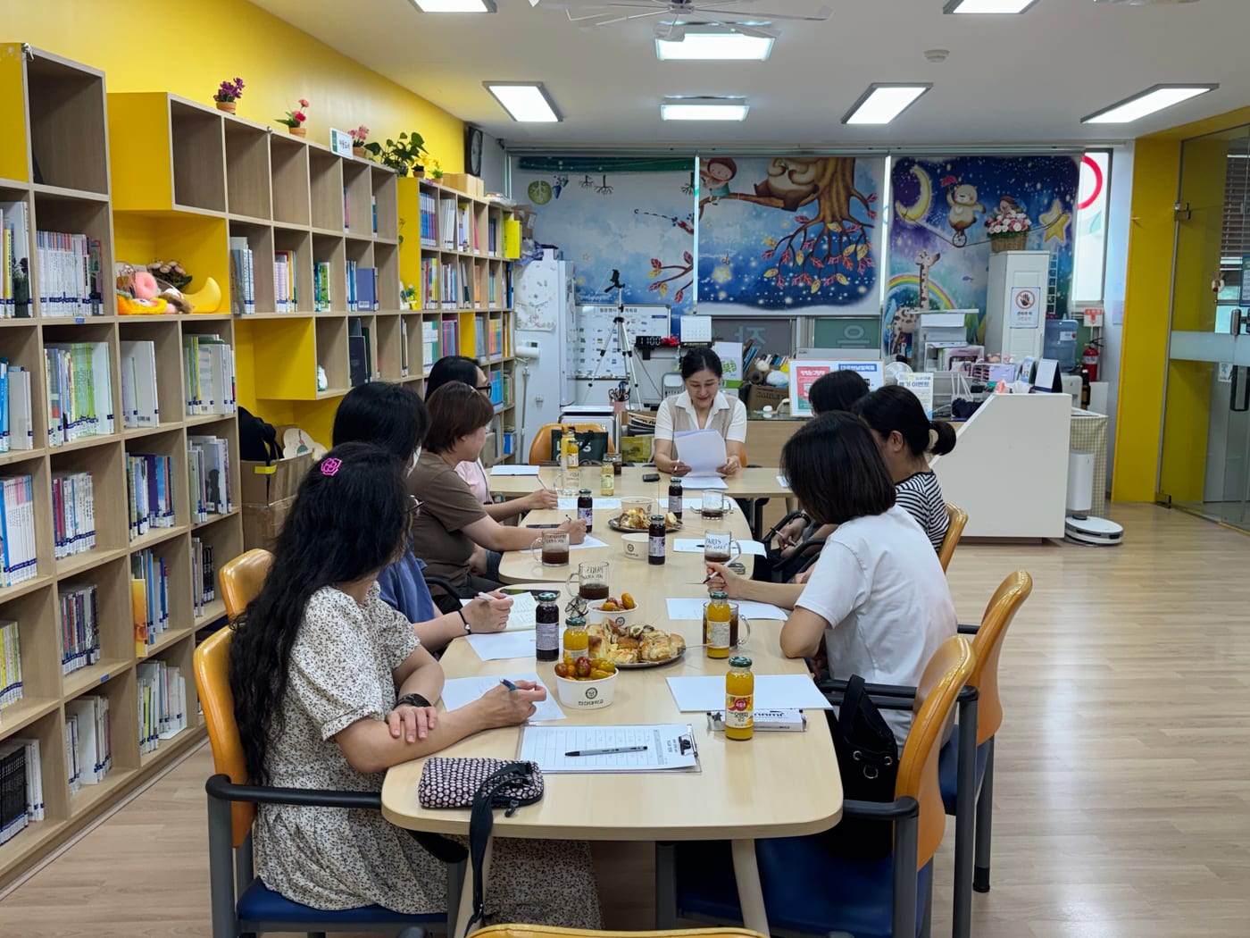 나래울종합사회복지관 도서실에서 둘러앉아 부모교육을 진행하는 모습
